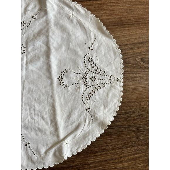 Antique Table Place Setting Doily White Cotton Cutwork Embroidery Scalloped Edge - Picture 5 of 9